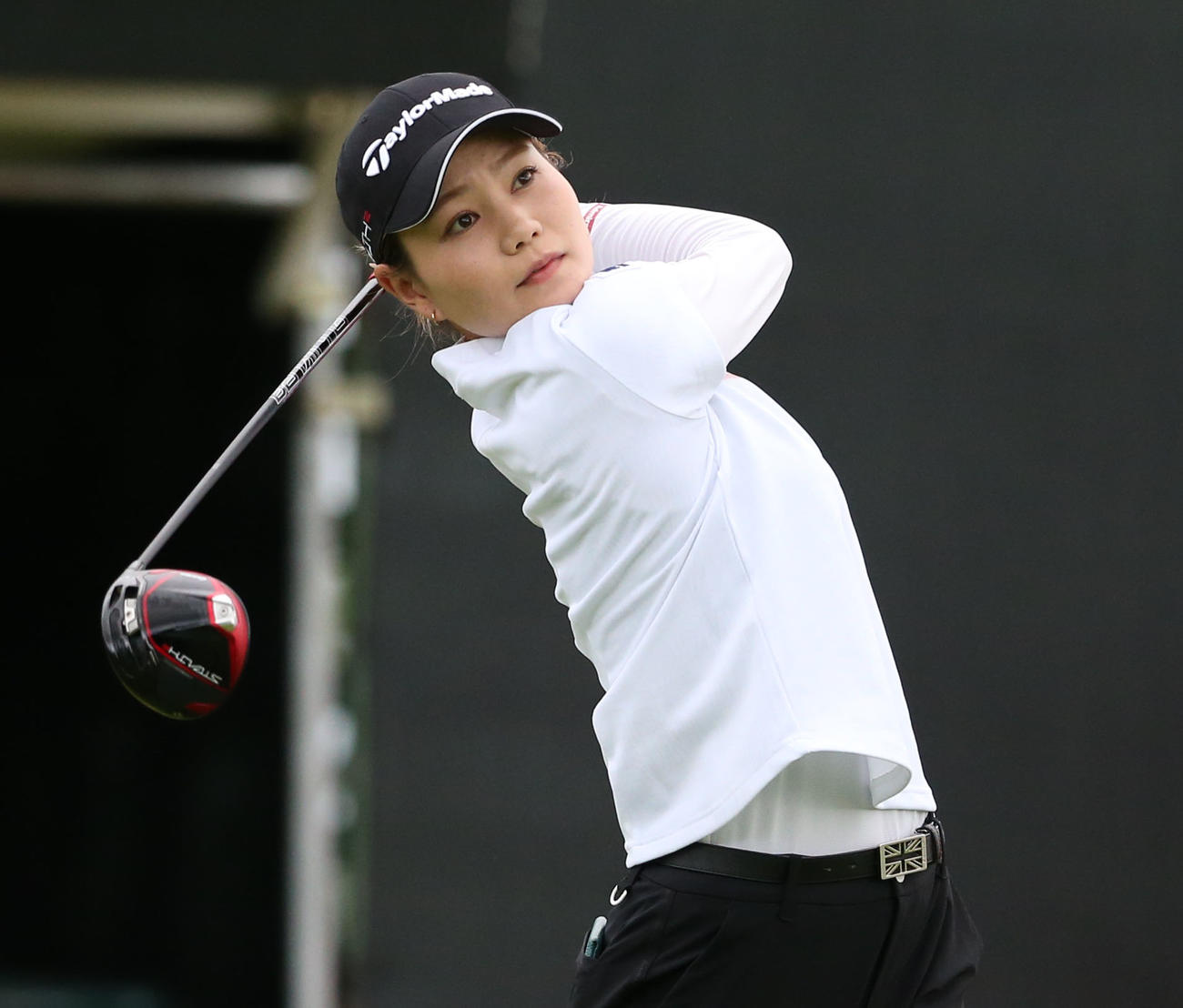 1番、ティーショットを放つ山路（撮影・冨田成美）