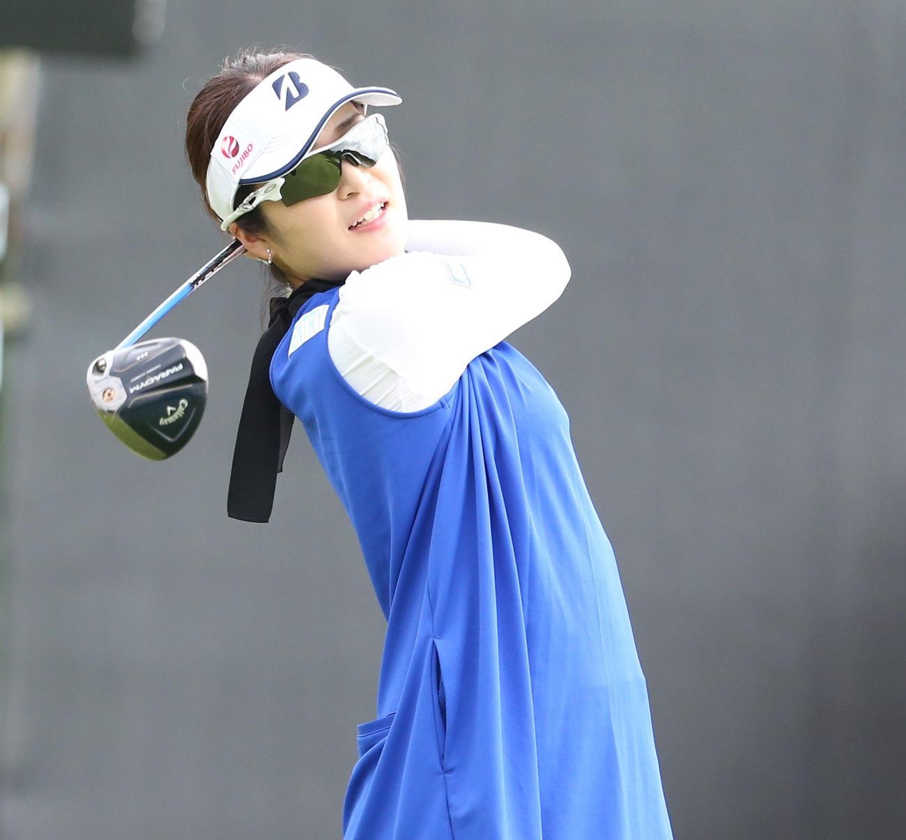 1番、ティーショットを放つ三ヶ島（撮影・冨田成美）