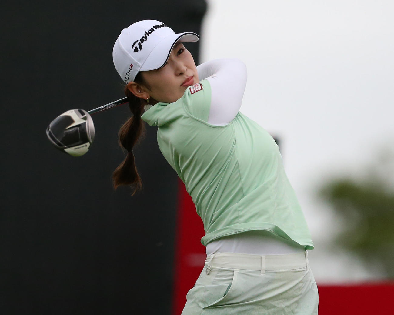 1番、ティーショットを放つ田村（撮影・冨田成美）