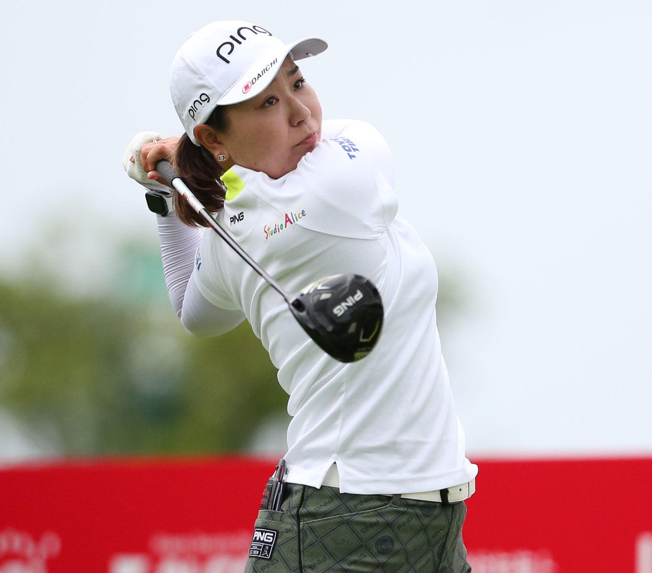 1番、ティーショットを放つ比嘉（撮影・冨田成美）