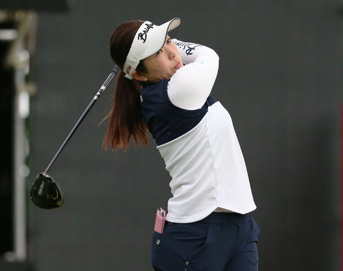 1番、ティーショットを放つ仲宗根（撮影・冨田成美）