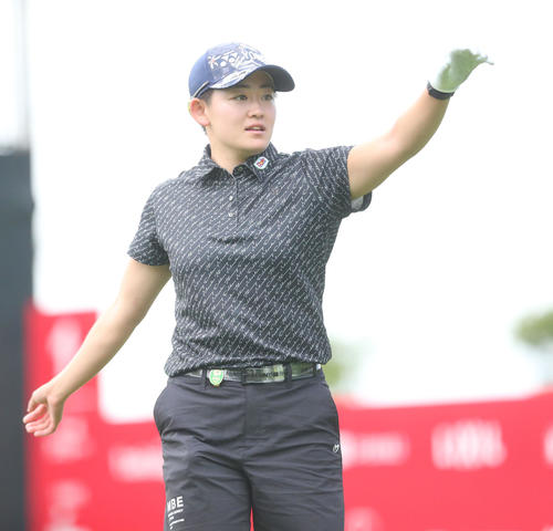 1番、ホールアウトする岩井明（撮影・冨田成美）