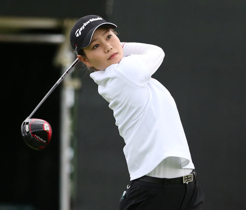 1番、ティーショットを放つ山路（撮影・冨田成美）