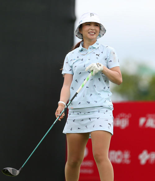 1番、ティーショットを放ち笑顔を見せる菊地（撮影・冨田成美）