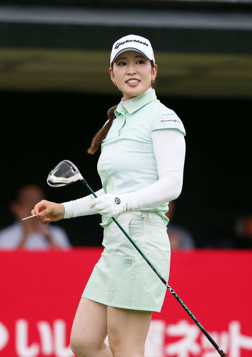 1番、ティーショットを放ち打球を見つめる田村（撮影・冨田成美）
