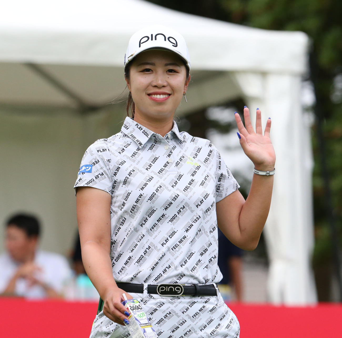 10番、この日誕生日を迎えた上野は笑顔で手を振る（撮影・冨田成美）