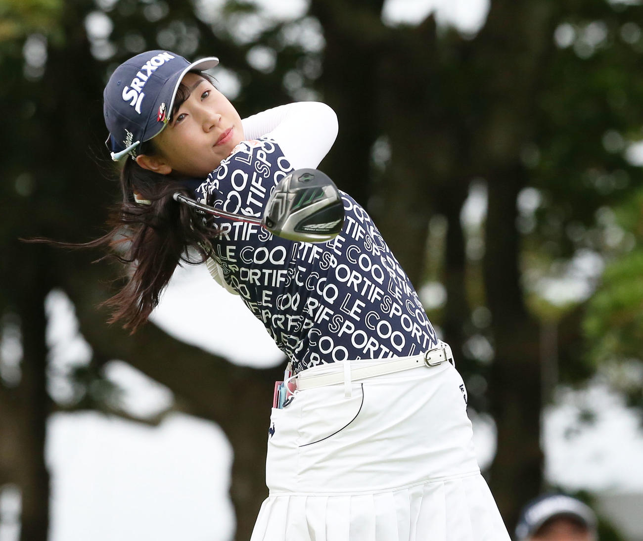 10番、ティーショットを放つ菅沼（撮影・冨田成美）