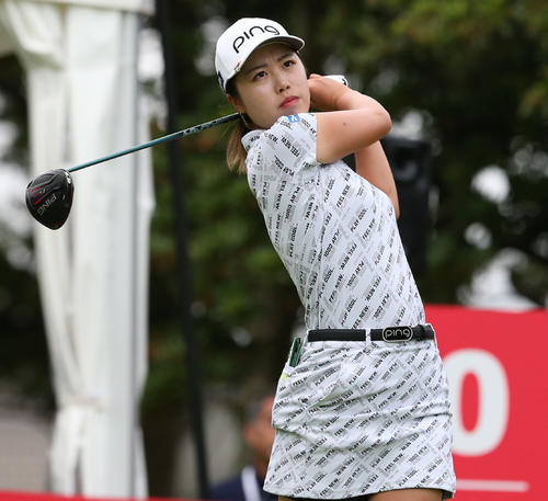 10番、ティーショットを放つ上野（撮影・冨田成美）