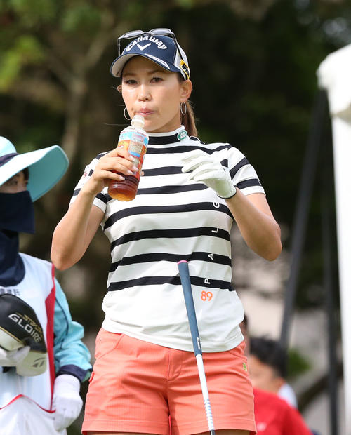 10番、麦茶を飲む上田（撮影・冨田成美）