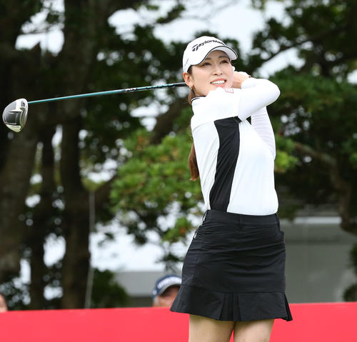 10番、ティーショットを放つ田村（撮影・冨田成美）