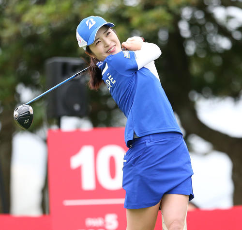 10番、ティーショットを放つ三ケ島（撮影・冨田成美）