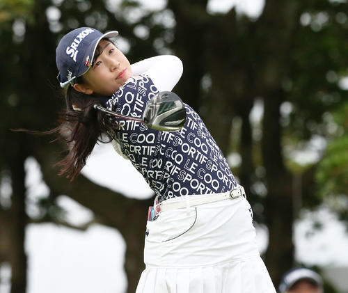 10番、ティーショットを放つ菅沼（撮影・冨田成美）