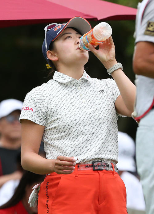 10番、麦茶を飲む岩井千（撮影・冨田成美）