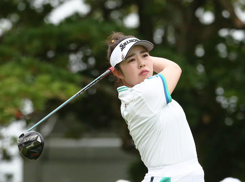 10番、ティーショットを放つ山下（撮影・冨田成美）