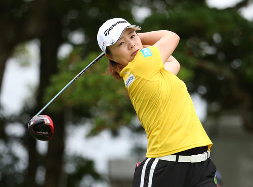 10番、ティーショットを放つ永峰（撮影・冨田成美）