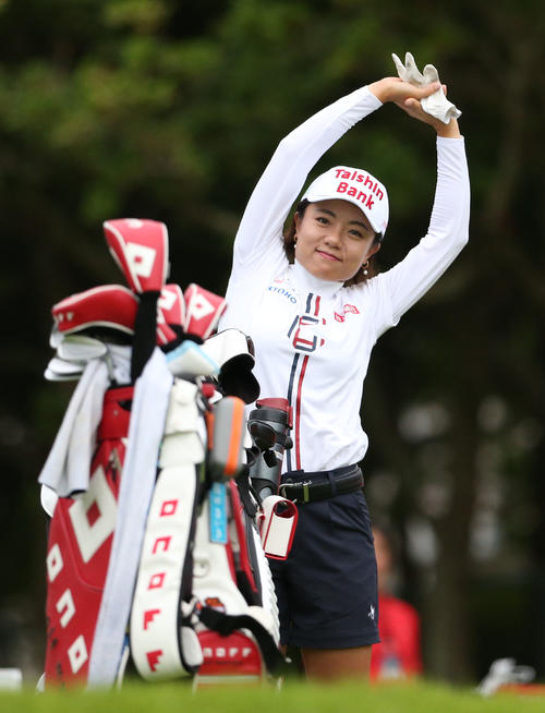10番、ストレッチするサイ・ペイイン（撮影・冨田成美）