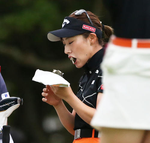 10番、おにぎりをほおばる木村（撮影・冨田成美）