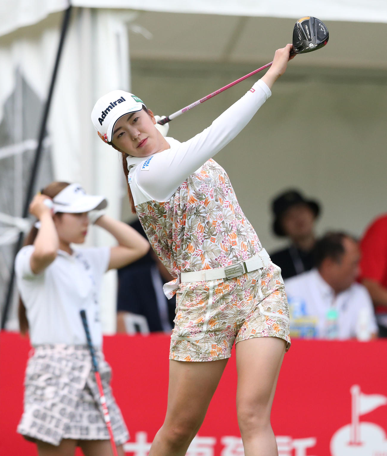 10番、ティーショット前にストレッチをする堀（撮影・冨田成美）