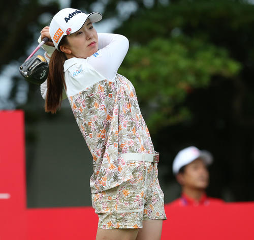 10番、ティーショットを放つ堀（撮影・冨田成美）