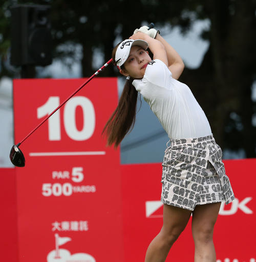 10番、ティーショットを放つ吉田鈴（撮影・冨田成美）