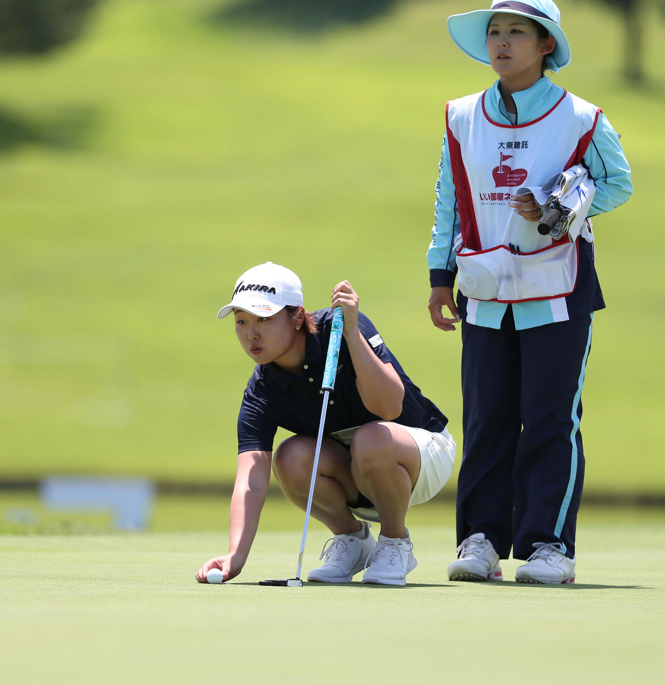 大東建託・いい部屋ネットレディス2日目　18番、ラインを確認する小滝（撮影・冨田成美）