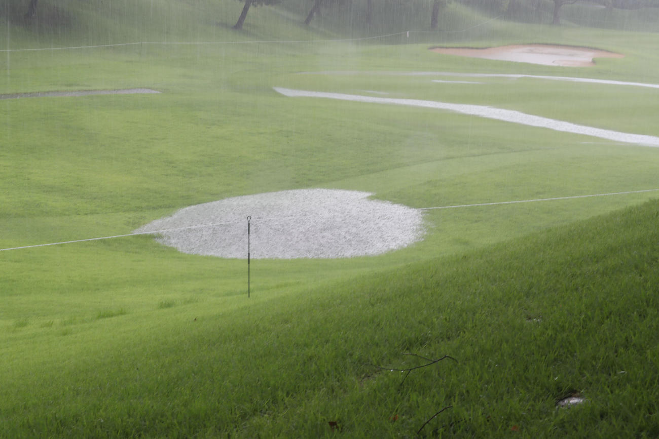 第3日、雨により一時中断となる（撮影・冨田成美）