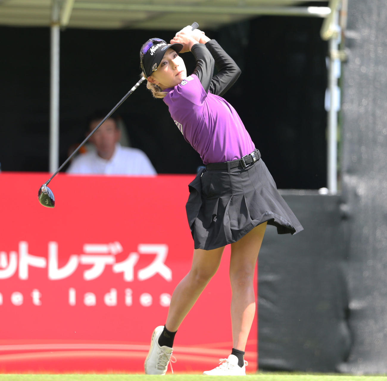 1番、ティーショットを放つ宮田（撮影・冨田成美）