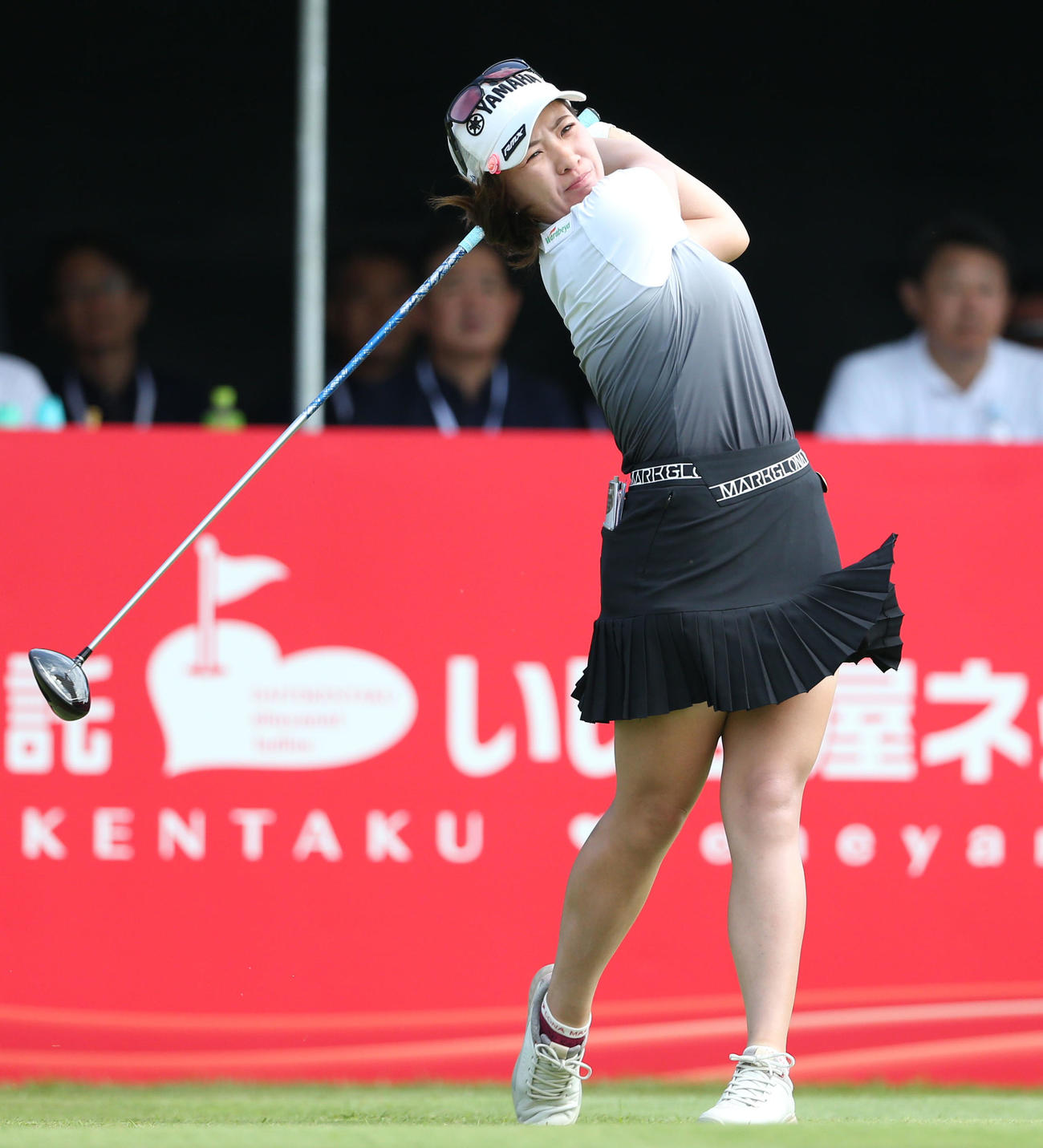 1番、ティーショットを放つ永井（撮影・冨田成美）