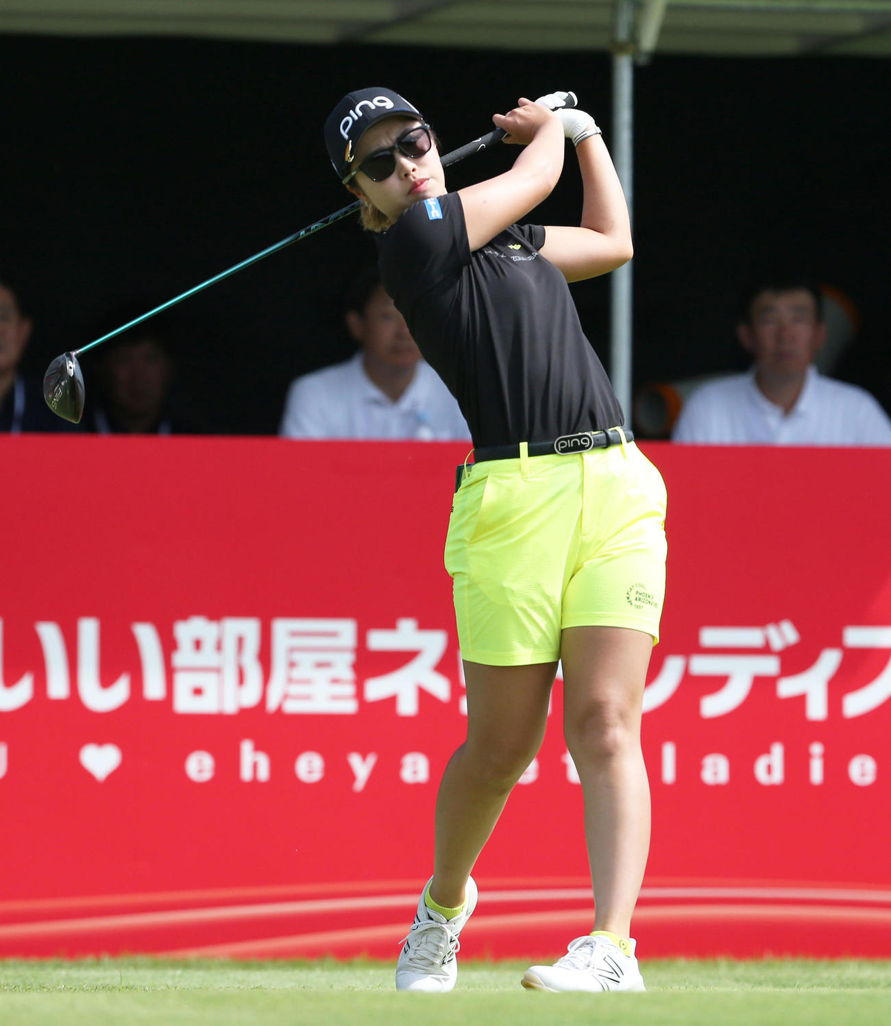 1番、ティーショットを放つ上野（撮影・冨田成美）