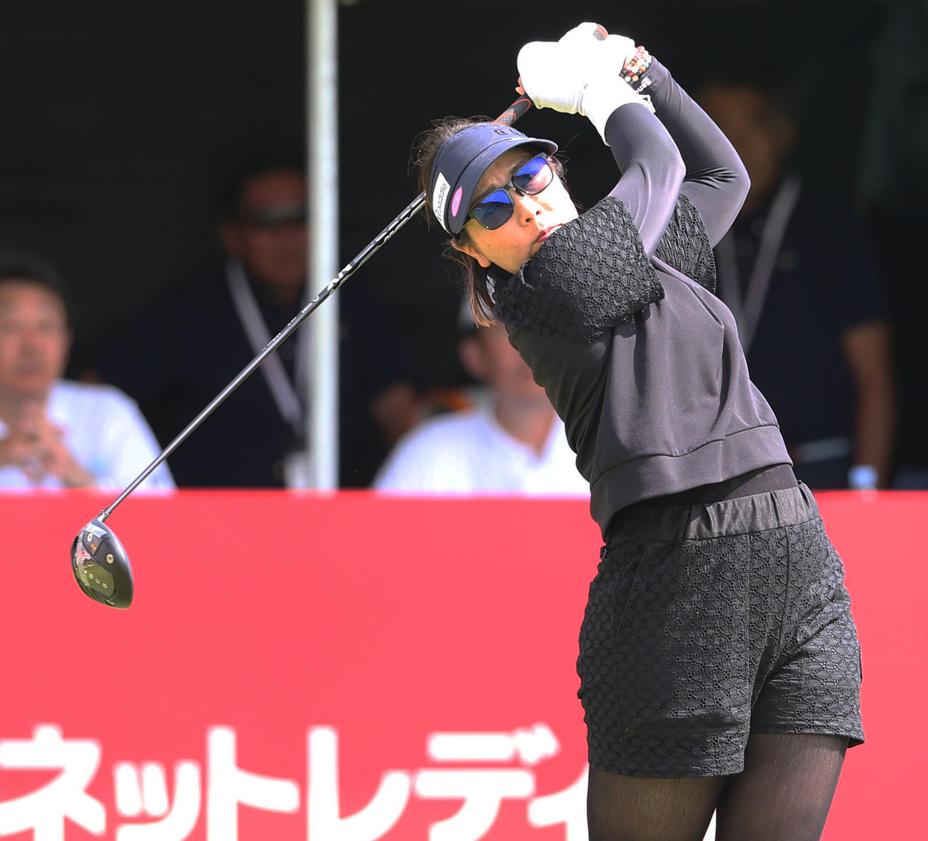 1番、ティーショットを放つ大城さ（撮影・冨田成美）
