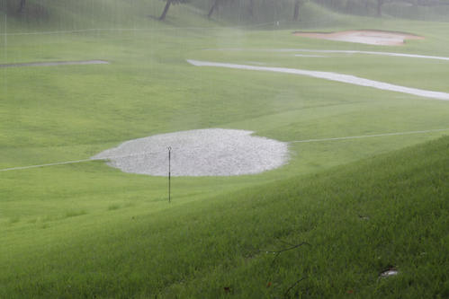 第3日、雨により一時中断となる（撮影・冨田成美）
