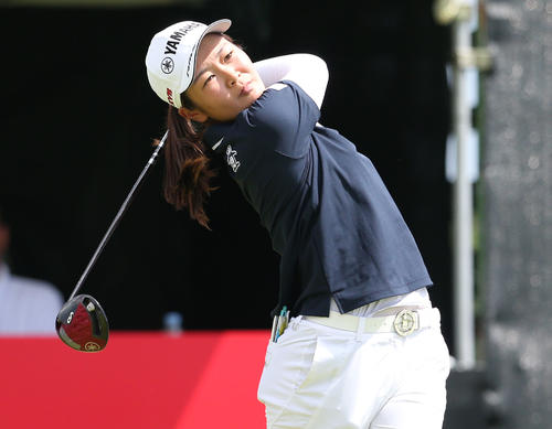 1番、ティーショットを放つ神谷（撮影・冨田成美）