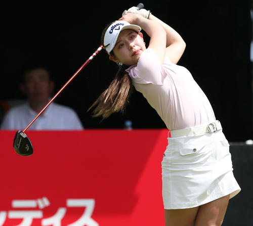 1番、ティーショットを放つ吉田鈴（撮影・冨田成美）