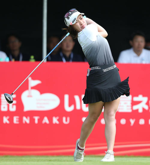 1番、ティーショットを放つ永井（撮影・冨田成美）