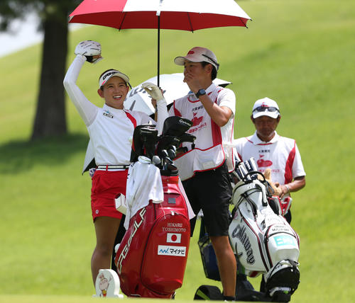 2番、ティーショットを前に笑顔を見せる吉本（撮影・冨田成美）