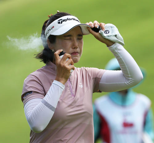 2番、スプレーをかけながらグリーンを目指す全美貞（撮影・冨田成美）