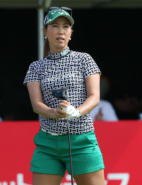 1番、ティーショットを放ち打球を見つめる上田（撮影・冨田成美）
