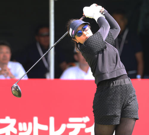 1番、ティーショットを放つ大城さ（撮影・冨田成美）