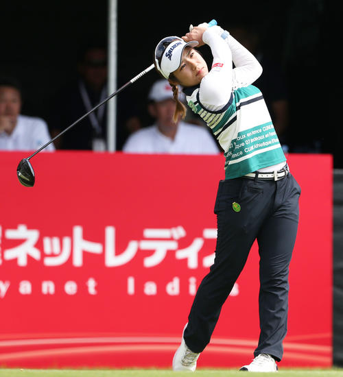 1番、ティーショットを放つ薮田（撮影・冨田成美）