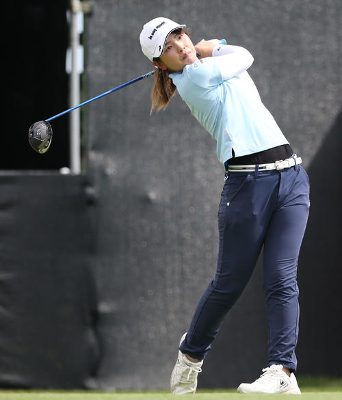 1番、ティーショットを放つ木下（撮影・冨田成美）