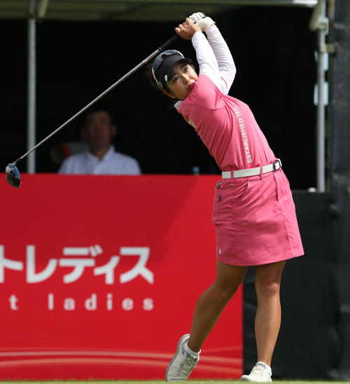 1番、ティーショットを放つ天本（撮影・冨田成美）