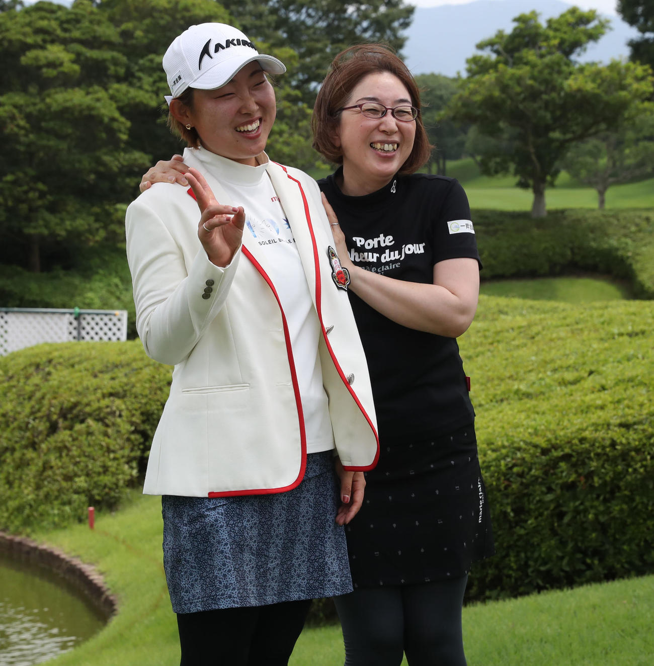 母の繭子さん（右）と笑顔で写真に納まる小滝（撮影・冨田成美）