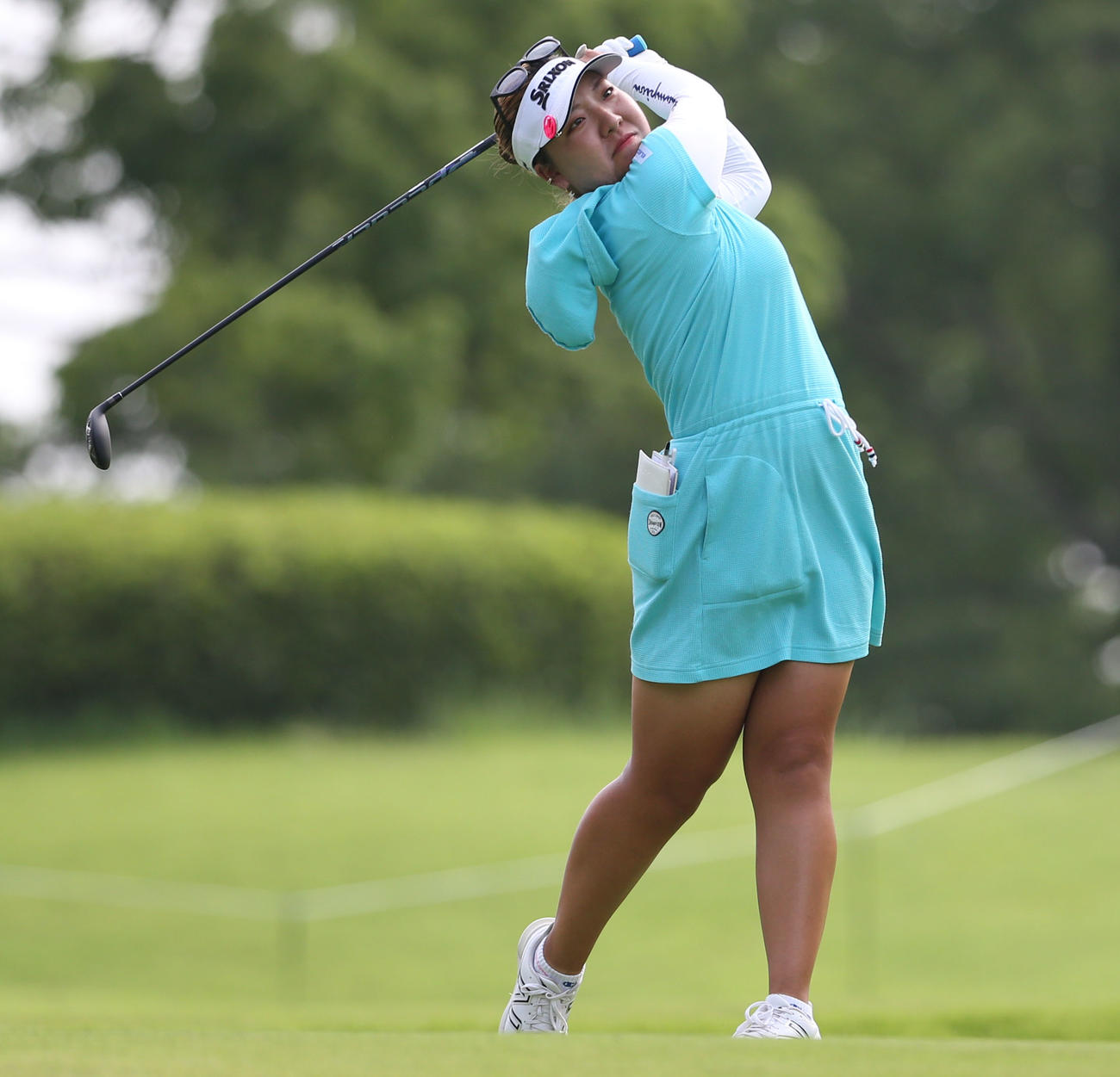 2番、ティーショットを放つ仁井（撮影・冨田成美）