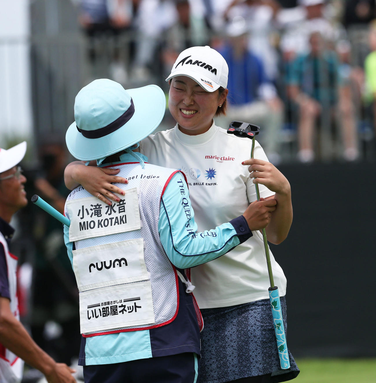 18番、優勝が決まりキャディーと抱き合う小滝（撮影・冨田成美）