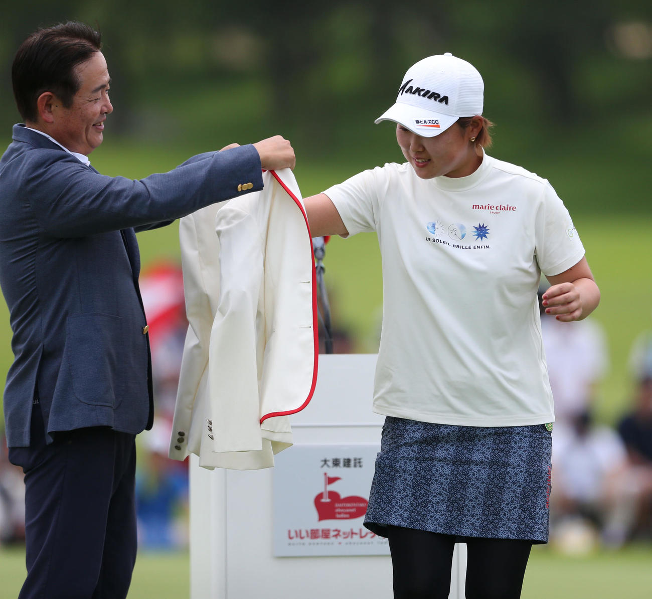 優勝ジャケットを着せてもらう小滝（撮影・冨田成美）