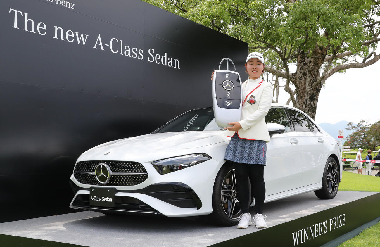 優勝し副賞の車と写真に納まる小滝（撮影・冨田成美）