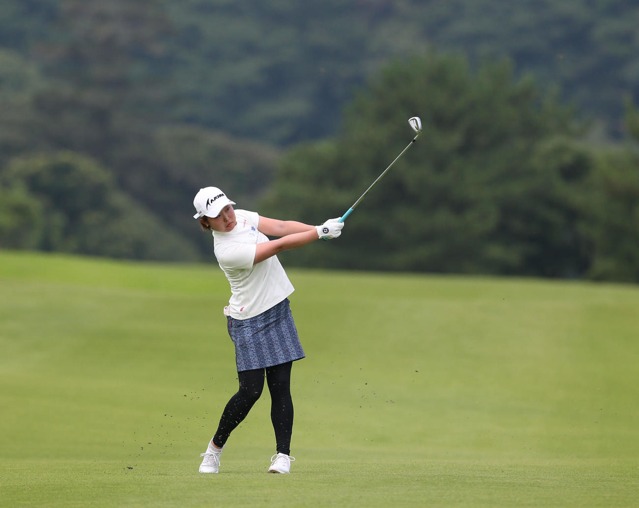 9番、ショットを放つ小滝（撮影・冨田成美）
