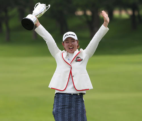 優勝トロフィーを手にバンザイする小滝（撮影・冨田成美）