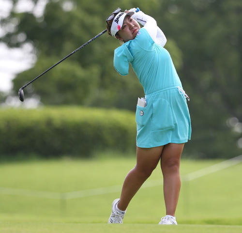 2番、ティーショットを放つ仁井（撮影・冨田成美）