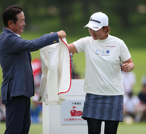 優勝ジャケットを着せてもらう小滝（撮影・冨田成美）